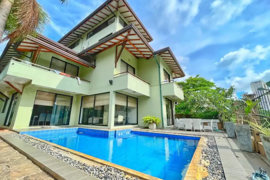 luxurious 4-Bedroom House in Nawala, colombo